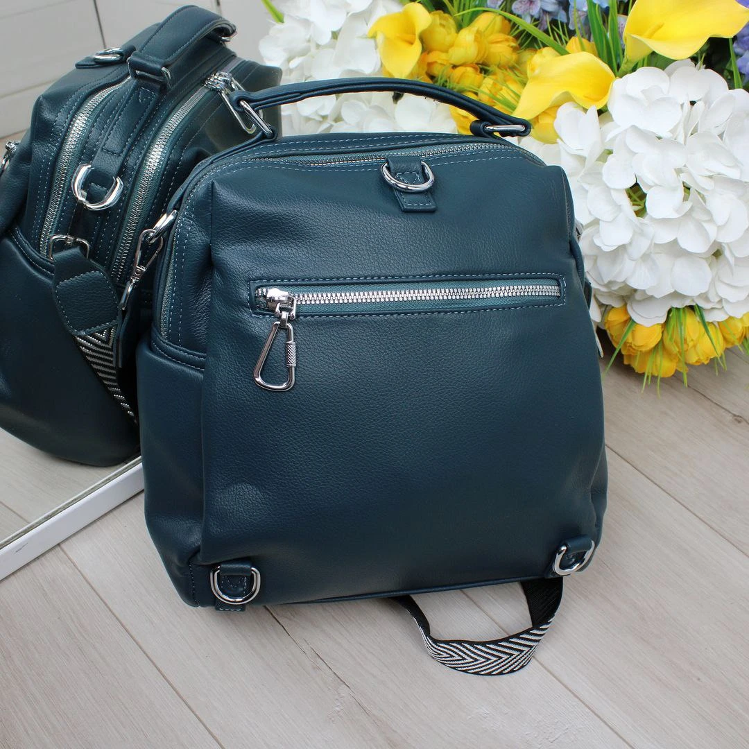 Жіноча сумка-рюкзак бірюзового кольору для пригод на природі